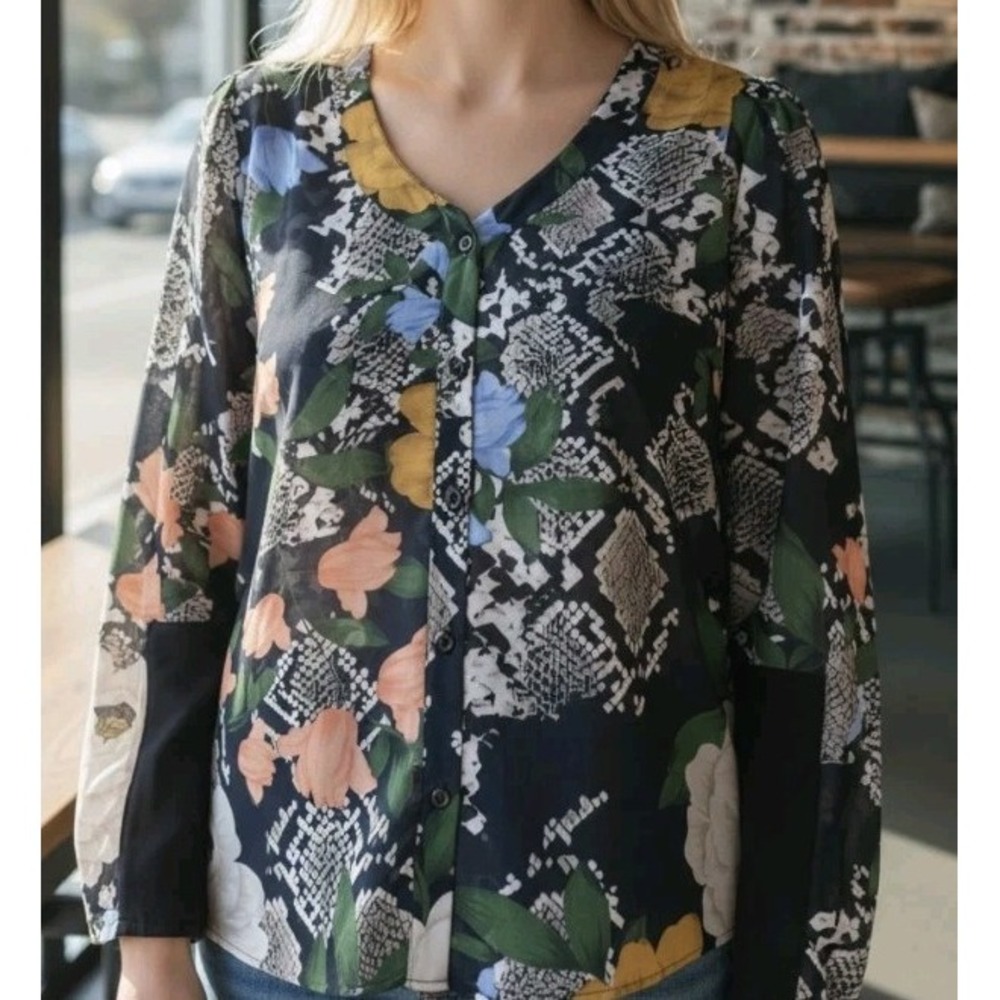 Charmer‎ CABI Snake Semi Sheer Blouse size Medium Button Ruffle Event Business